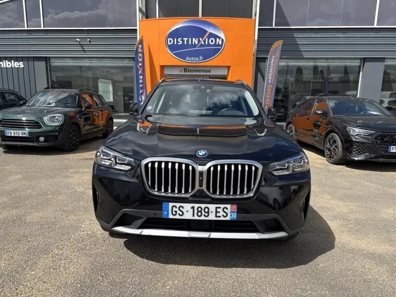 BMW X3 xDrive30e noir saphir métallisé vu de face, avec calandre imposante et phares LED distinctifs.