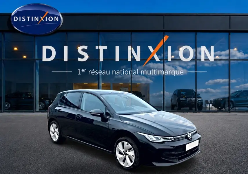 Volkswagen Golf 1.5 ETSI evo2 noire vue 3/4 avant droit devant showroom Distinxion.