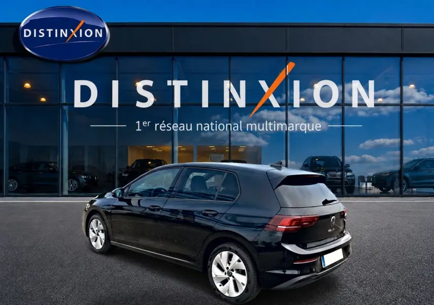 Volkswagen Golf 1.5 ETSI Evo2 noire vue 3/4 arrière droit devant showroom Distinxion.