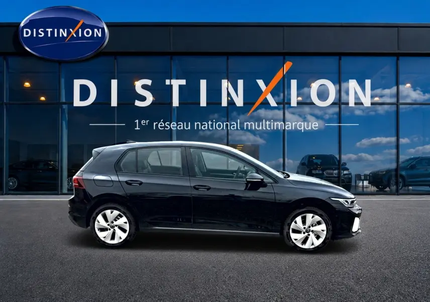 Volkswagen Golf 1.5 ETSI Evo2 noire vue de profil côté gauche, jantes alliage 17 pouces visibles.