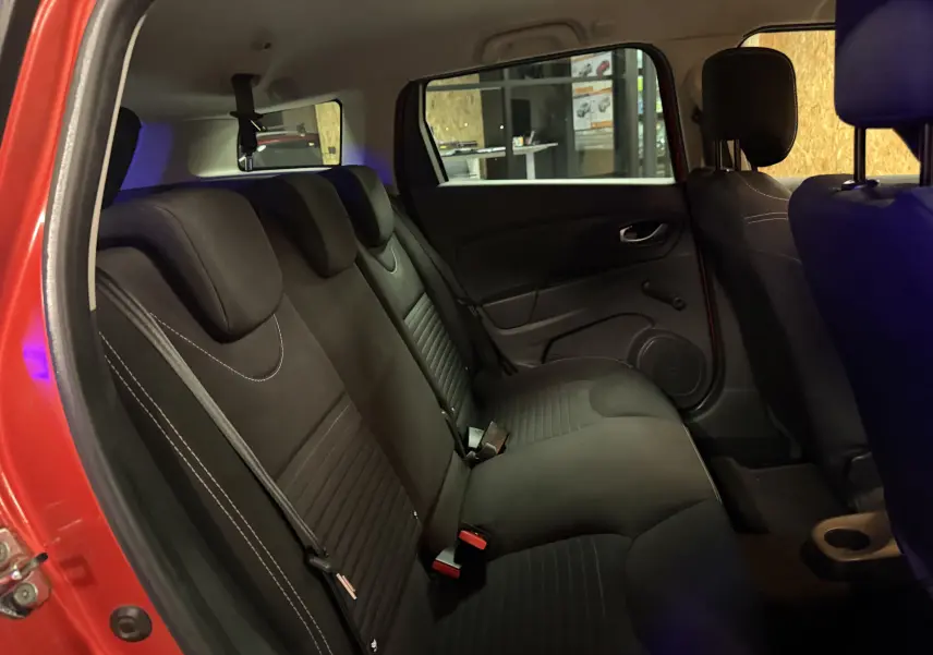 Vue intérieure côté gauche des sièges arrière noirs d'une Renault Clio Estate IV rouge, finition Limited 2015.