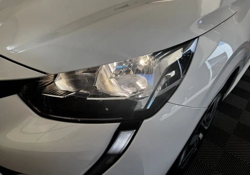 Gros plan sur le phare avant droit blanc brillant de la Peugeot 208 PureTech 100 S&S Active Business 2020.