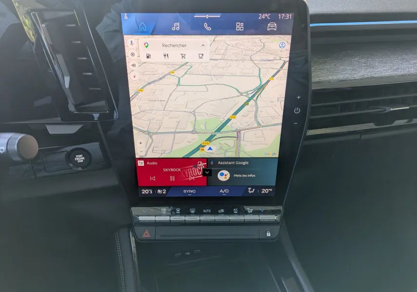 Vue rapprochée de l’écran tactile central du Renault Austral 2025 avec navigation et commandes climatisation.
