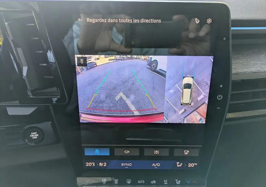 Écran central montrant la caméra de recul et vue 360° du Renault Austral rouge Flamme, intérieur avec bouton Start Engine Stop.