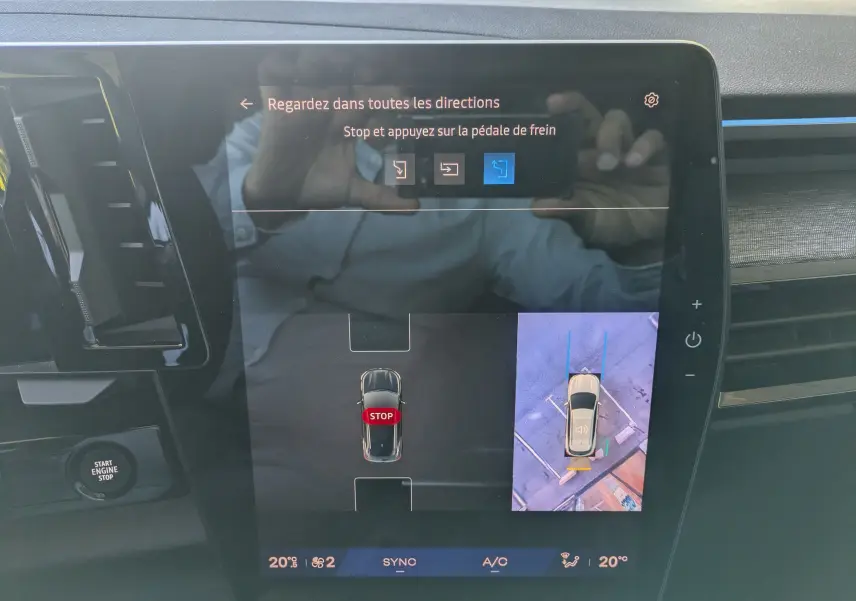 Vue rapprochée de l’écran central du Renault Austral 2025 affichant l’aide au stationnement avec vue 360° et instructions en français.