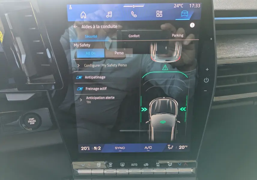 Vue rapprochée de l’écran tactile intérieur du Renault Austral 2025 affichant les aides à la conduite et la climatisation.