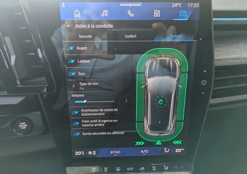 Écran tactile intérieur du Renault Austral 2025 montrant l'assistance au stationnement avec vue du véhicule en noir.