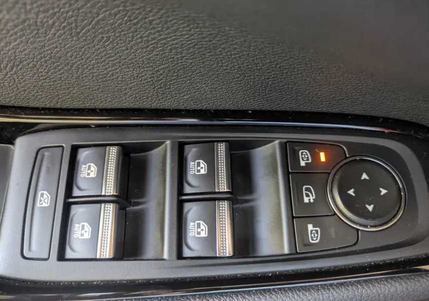 Commande des vitres électriques et réglage des rétroviseurs côté conducteur sur Renault Austral 2025 rouge Flamme.