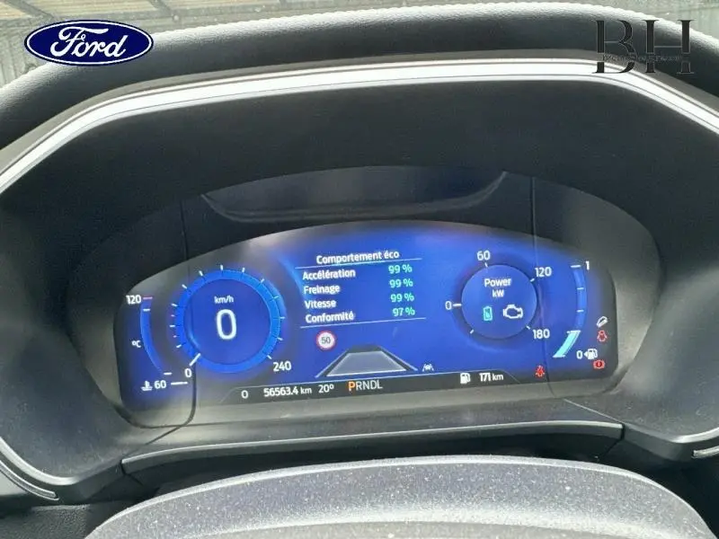 Tableau de bord numérique du Ford Kuga 2022, affichage bleu avec indicateurs de vitesse et performance éco.