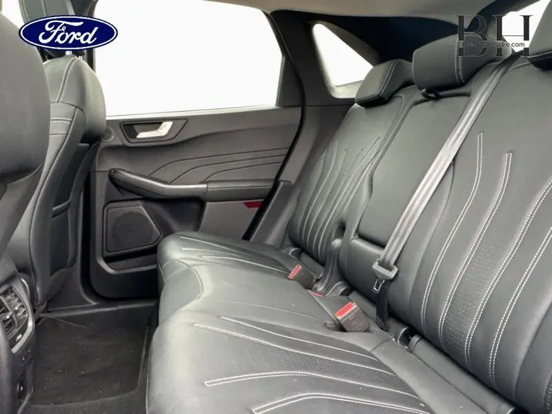 Vue intérieure côté droit des sièges arrière en cuir noir du Ford Kuga 2022 finition Vignale avec toit panoramique.