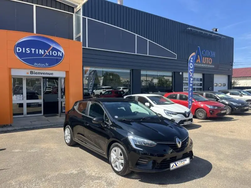 Renault Clio 1.6 E-Tech noir étoile vue 3/4 avant droit sur parking devant concessionnaire