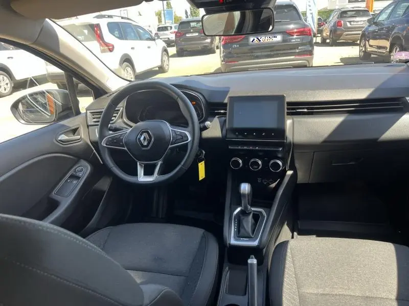 Intérieur avant de la Renault Clio noir étoile 2020, vue du poste de conduite avec écran tactile et volant multifonction.