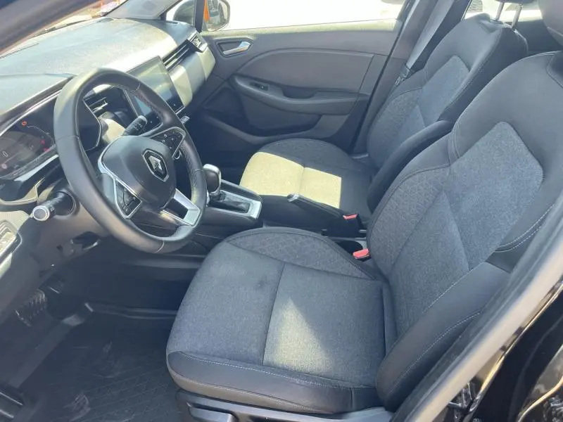 Intérieur de la Renault Clio 1.6 E-Tech 2020 vu côté conducteur, sièges tissu noir avec motifs surpiqués.