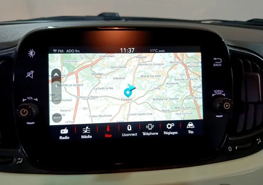 Écran tactile central affichant la navigation GPS dans l'habitacle clair d'une Fiat 500 Lounge 2019.