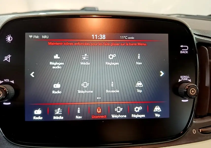 Écran tactile central de la Fiat 500 Lounge 2019 affichant les options multimédias et de navigation.