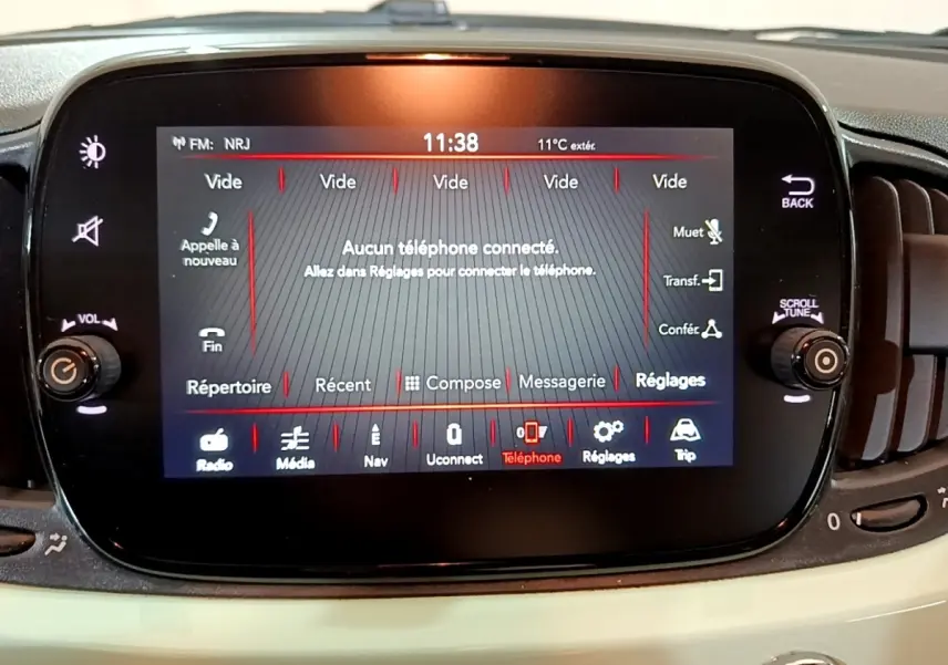 Écran tactile central du tableau de bord de la FIAT 500 Lounge 2019, affichant le menu téléphone en intérieur beige.