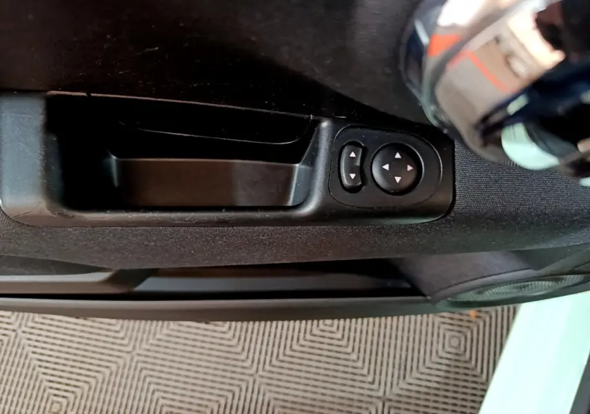 Commande de réglage des rétroviseurs sur la porte côté conducteur d'une FIAT 500 Lounge verte 2019