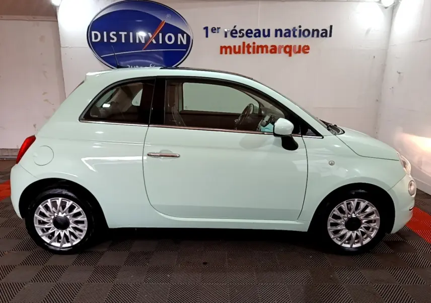 Profil côté gauche d'une FIAT 500 Lounge 2019 vert clair, avec jantes alliage et rétroviseurs blancs.