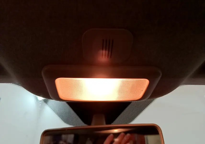 Plafonnier intérieur allumé vu de près avec rétroviseur central d'une Fiat 500 Lounge verte de 2019