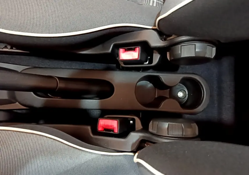 Vue rapprochée de la console centrale intérieure de la Fiat 500 Lounge 2019 avec sièges gris à liseré blanc.