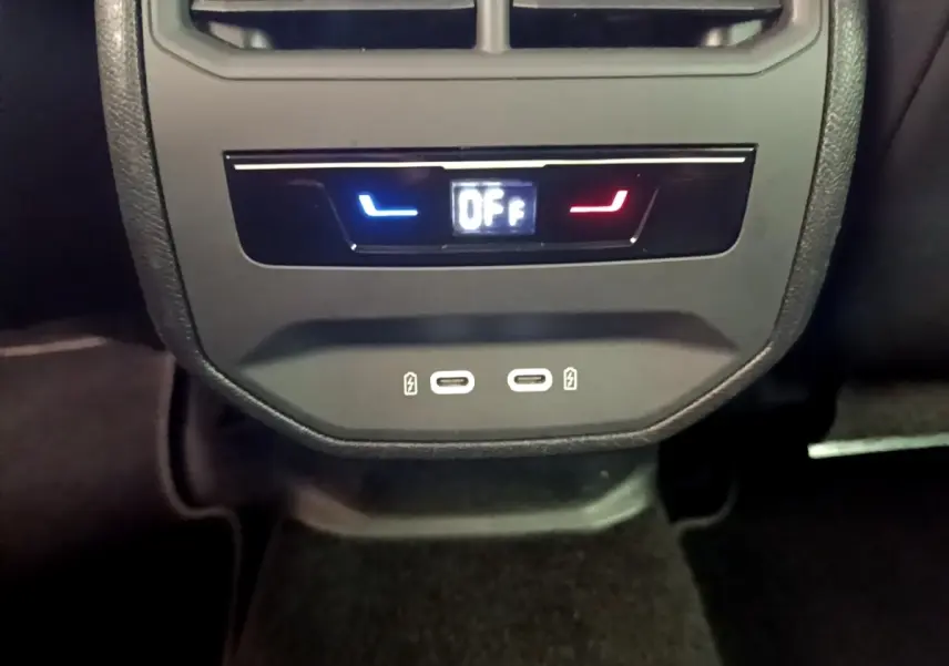 Gros plan sur la commande de climatisation arrière et deux ports USB-C du CUPRA Formentor 2023, intérieur noir.