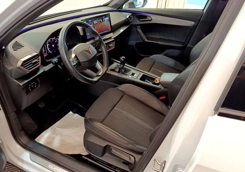 Intérieur avant droit du CUPRA Formentor blanc 2023, avec tableau de bord numérique et écran tactile central.