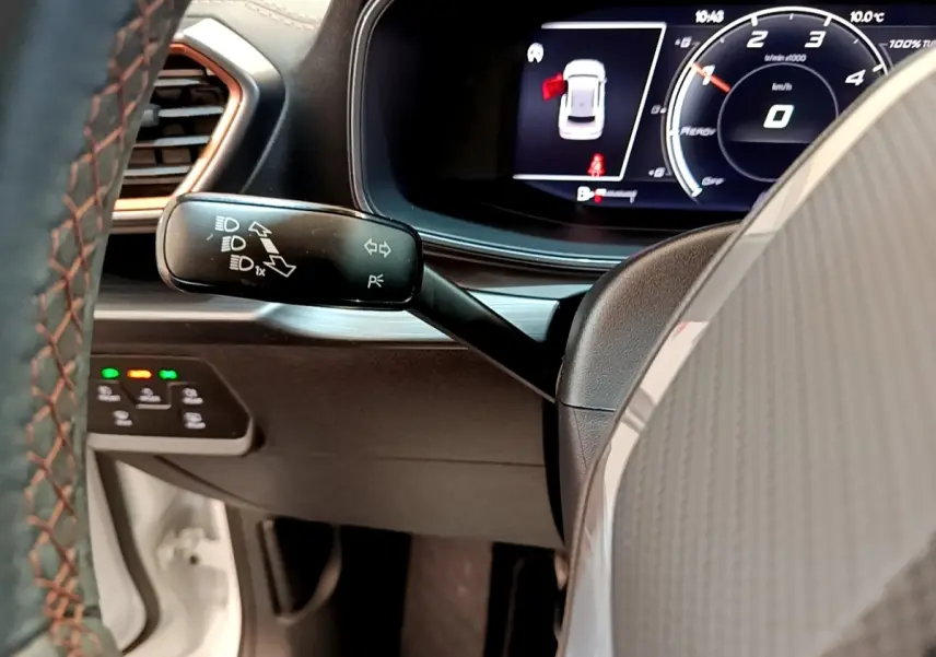 Gros plan sur le combiné d'instruments numérique et la commande de clignotants du tableau de bord du CUPRA Formentor 2023.