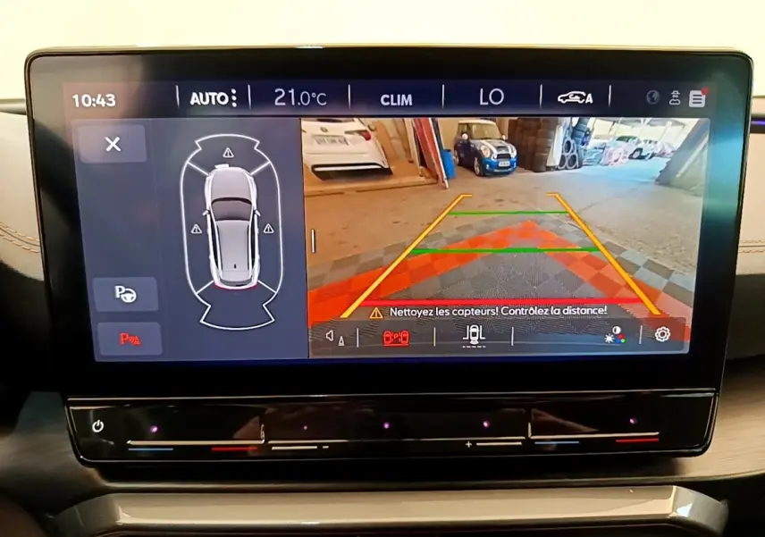 Écran tactile central du tableau de bord du CUPRA Formentor affichant la caméra de recul et l'aide au stationnement.