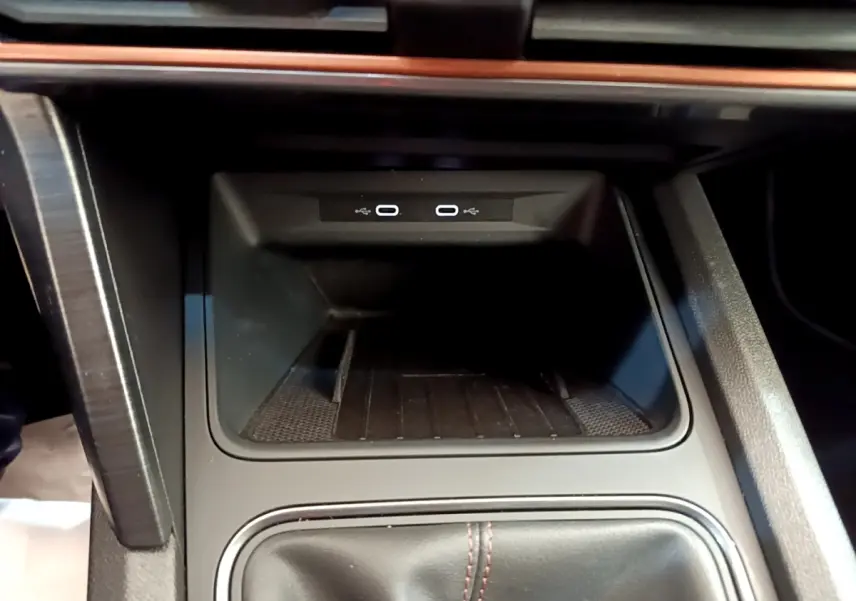 Gros plan sur la console centrale du CUPRA Formentor 2023 avec espace de rangement et deux ports USB-C éclairés.