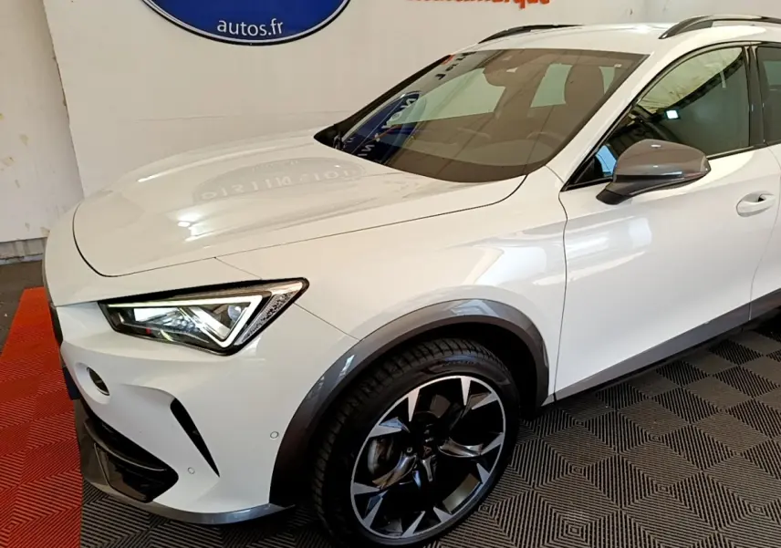 Vue 3/4 avant droit du CUPRA Formentor blanc avec jantes noires et détails de carrosserie contrastés.