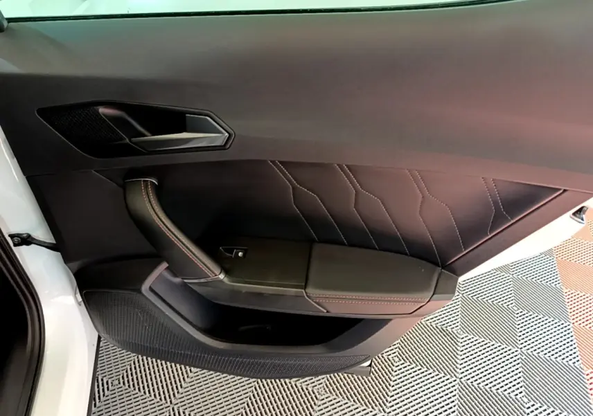 Vue intérieure côté gauche de la porte avant noire avec surpiqûres rouges du CUPRA Formentor 2023.