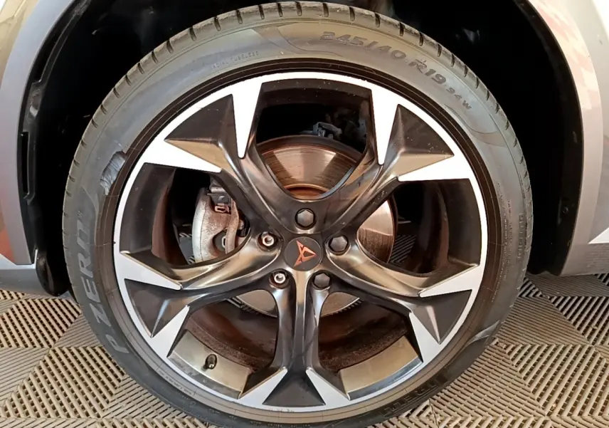 Gros plan sur la roue avant droite de la CUPRA Formentor 2.0 TDI 150ch, jante alliage noire et argentée avec logo central.