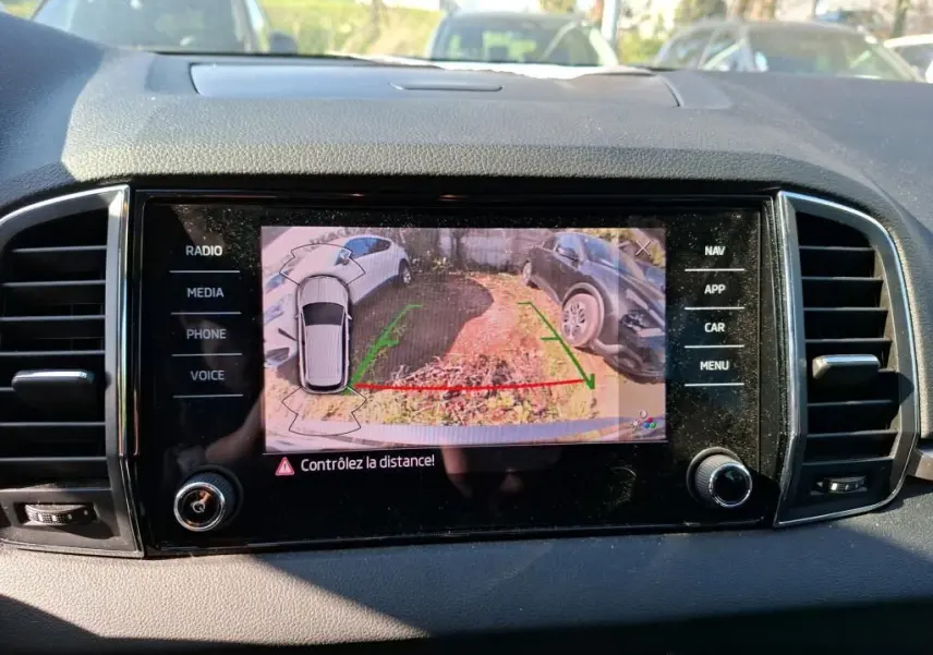Écran multimédia du Skoda Karoq 2.0 TDI 116 DSG7 Business montrant la caméra de recul avec aide au stationnement.