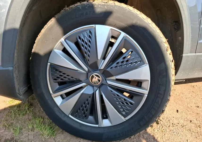 Gros plan sur la jante alu 17 pouces gris foncé et clair du Skoda Karoq 2.0 TDI 116 DSG7 Business, avec pneu Michelin.