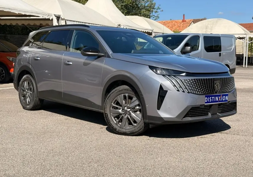 Peugeot 5008 gris Artense vue 3/4 avant droit, SUV hybride avec calandre noire et jantes alliage distinctives.