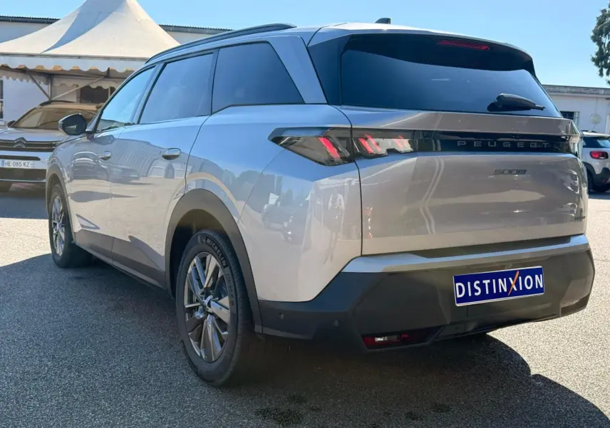 Peugeot 5008 gris Artense vue 3/4 arrière droit, avec feux arrière LED et jantes alliage distinctives.