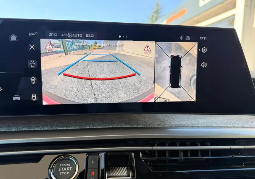 Écran multimédia du Peugeot 5008 2025 montrant la caméra de recul et la vue 360° du véhicule en stationnement.