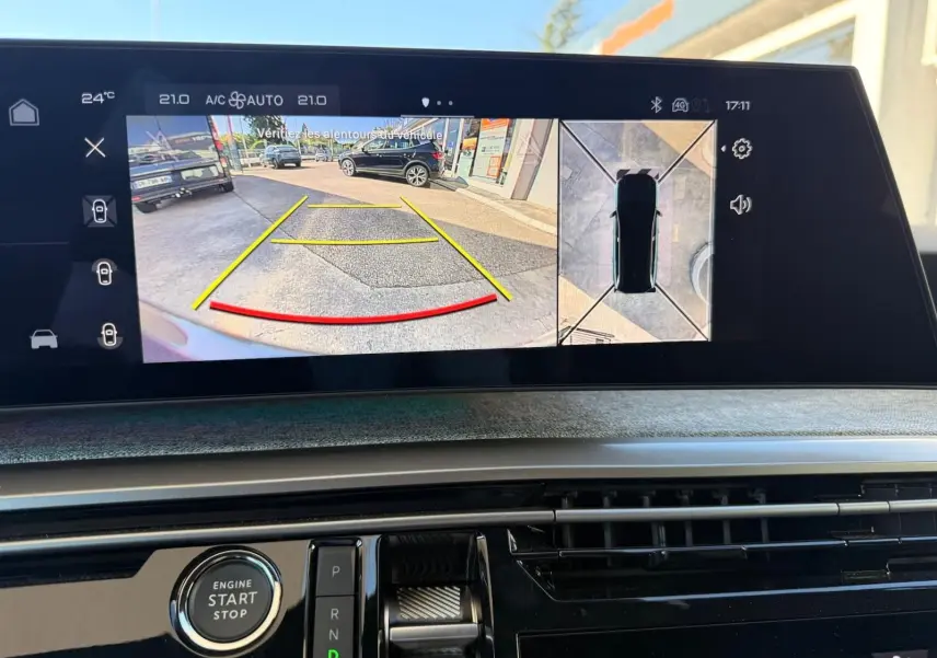 Vue de l'écran multimédia du Peugeot 5008 gris Artense montrant la caméra de recul et la vue à 360 degrés.