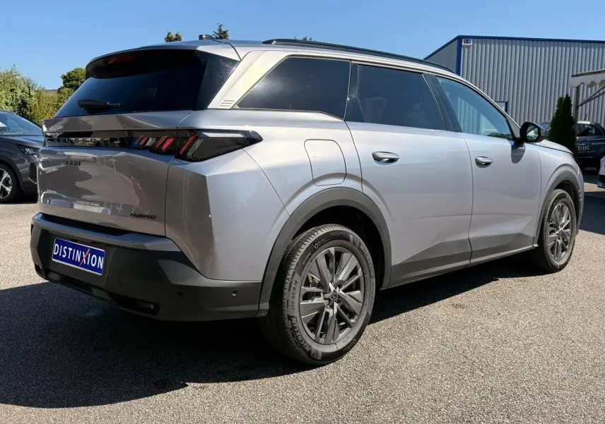 Peugeot 5008 gris Artense en vue 3/4 arrière droit, mettant en valeur ses lignes modernes et ses feux arrière LED distinctifs.