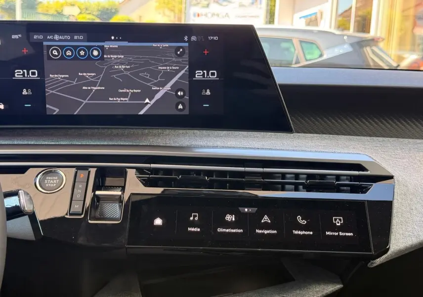 Tableau de bord du Peugeot 5008 2025 en gris Artense, vue frontale sur l’écran tactile et commandes numériques.