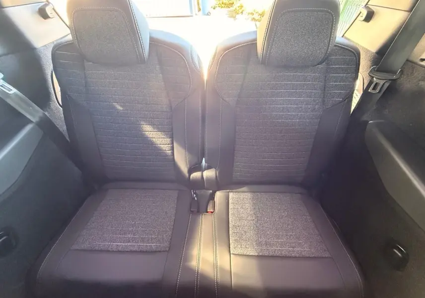 Vue arrière des deux sièges de la troisième rangée du Peugeot 5008 gris, avec tissu et cuir noir contrastant.