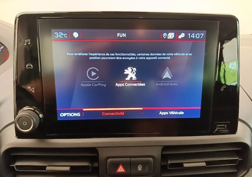 Écran tactile central du tableau de bord du Peugeot Rifter blanc, affichant les options Apple CarPlay et Android Auto.