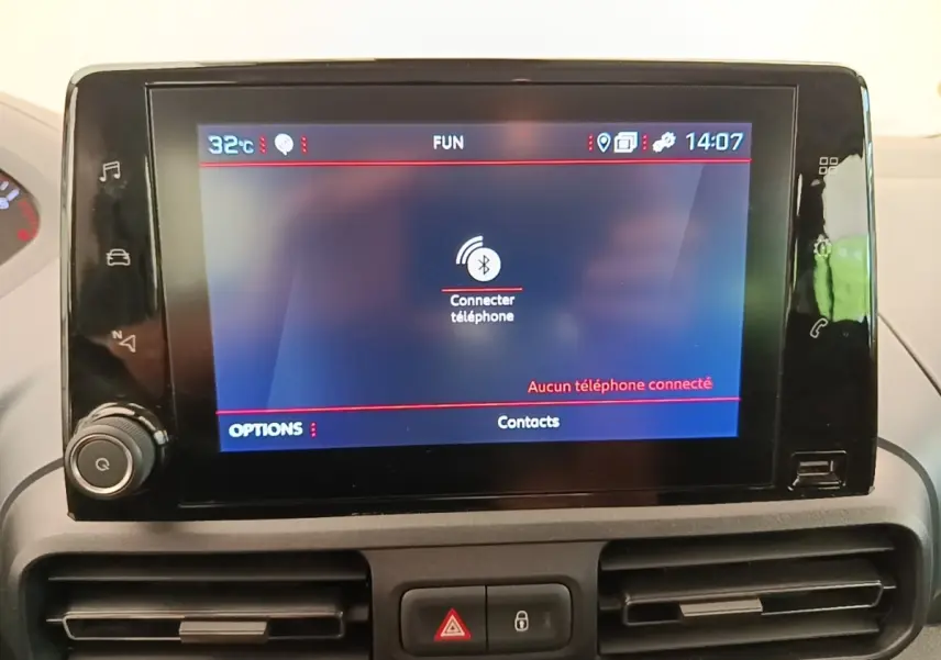 Écran tactile central du tableau de bord du Peugeot Rifter 2020, affichant la connexion Bluetooth téléphone.