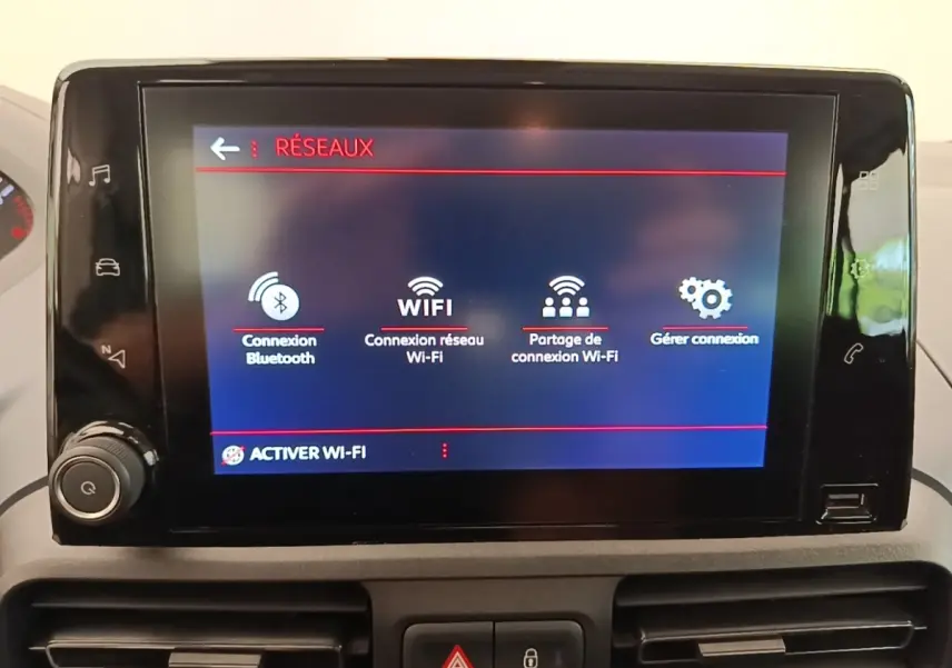 Écran tactile central du Peugeot Rifter blanc 2020, affichant les options de connexion Bluetooth et Wi-Fi.