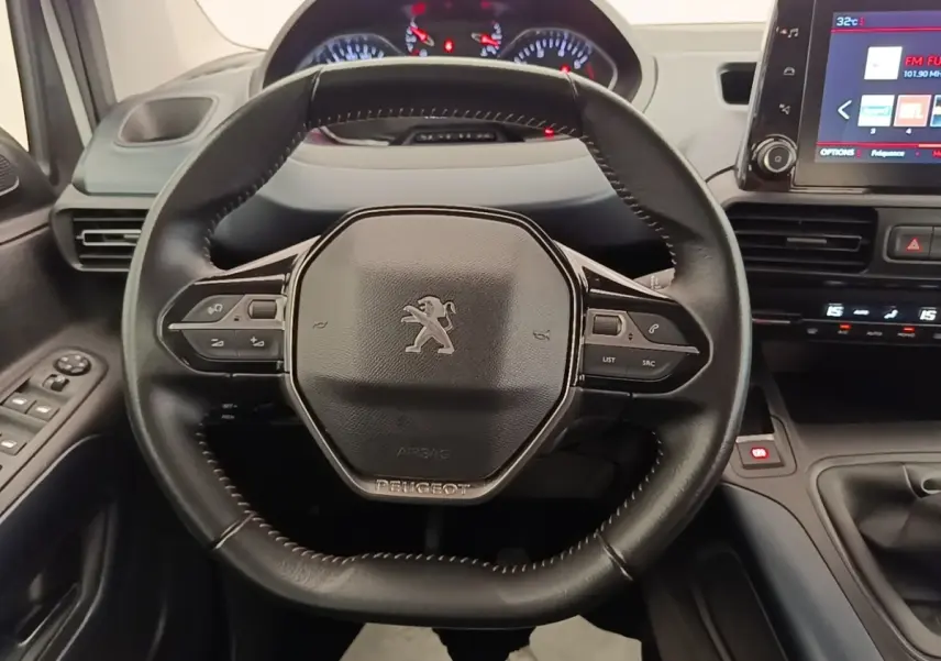 Volant cuir multifonctions noir de Peugeot Rifter 2020, avec tableau de bord et écran tactile central visibles.