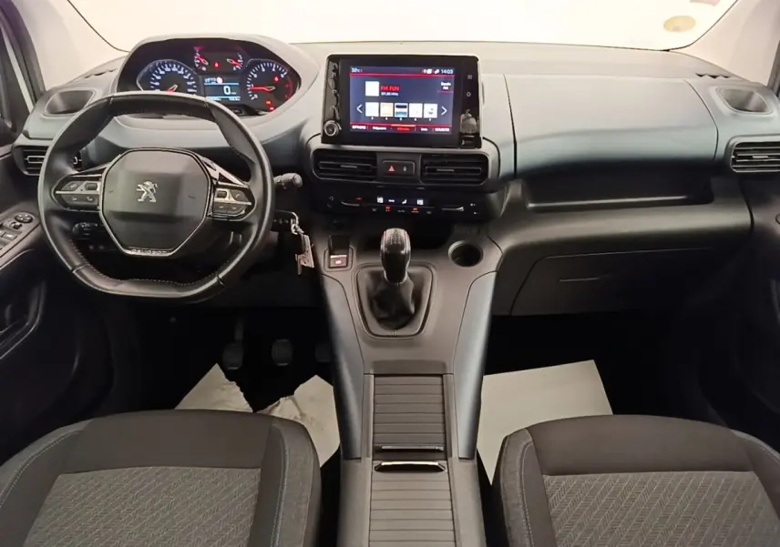 Vue intérieure avant du Peugeot Rifter 2020 avec tableau de bord moderne, volant cuir multifonctions et écran tactile central.