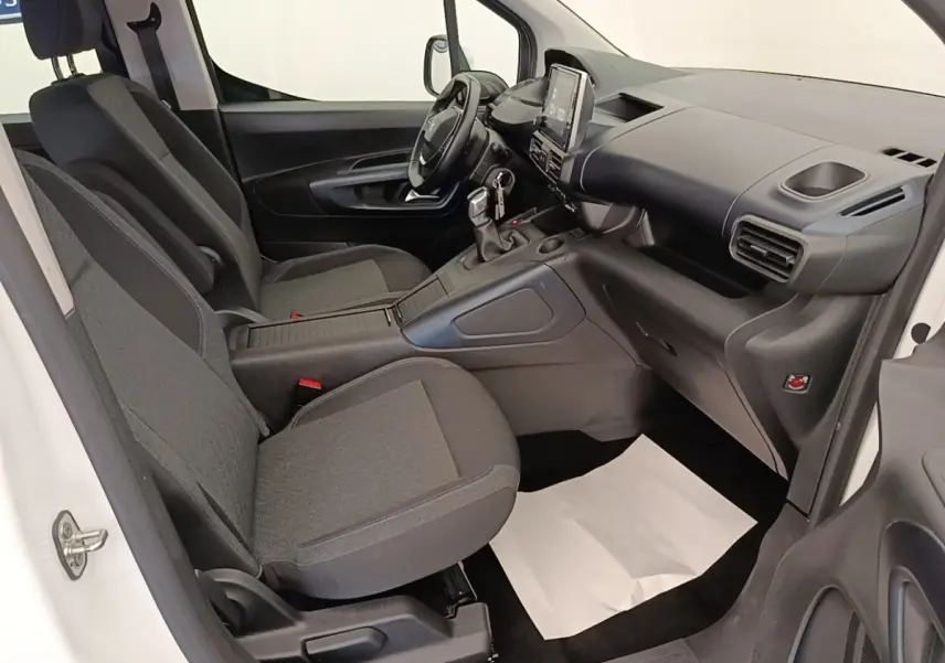 Intérieur avant du Peugeot Rifter blanc 2020, vue côté passager avec sièges gris et tableau de bord noir.