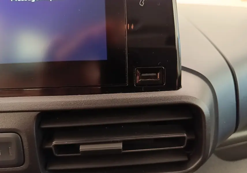 Détail de la console centrale du Peugeot Rifter blanc 2020, avec écran tactile et prise USB visible.