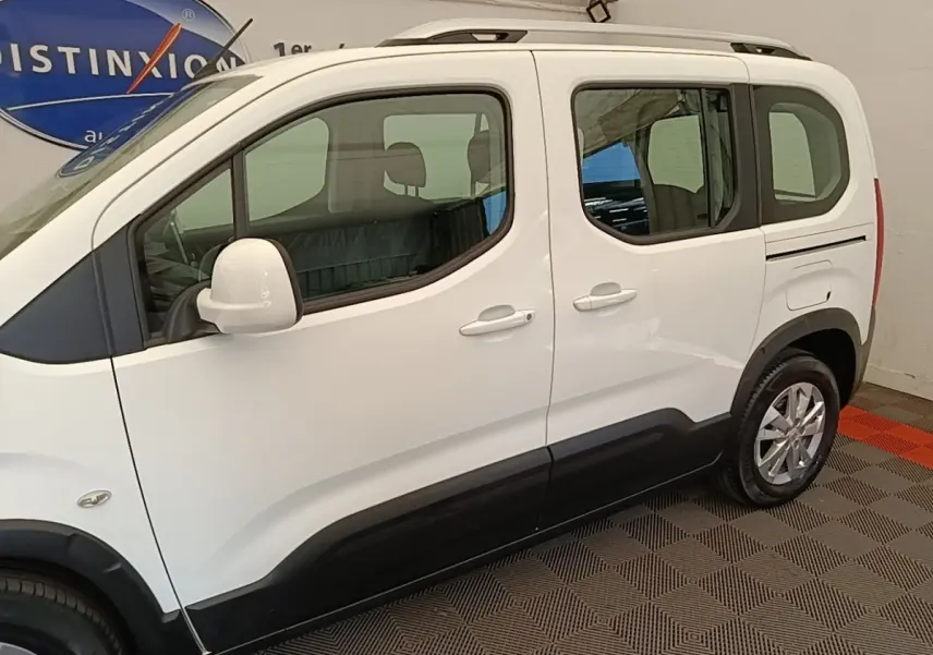 Vue de profil côté gauche du Peugeot Rifter blanc 2020 avec jantes alliage et protections noires basses.