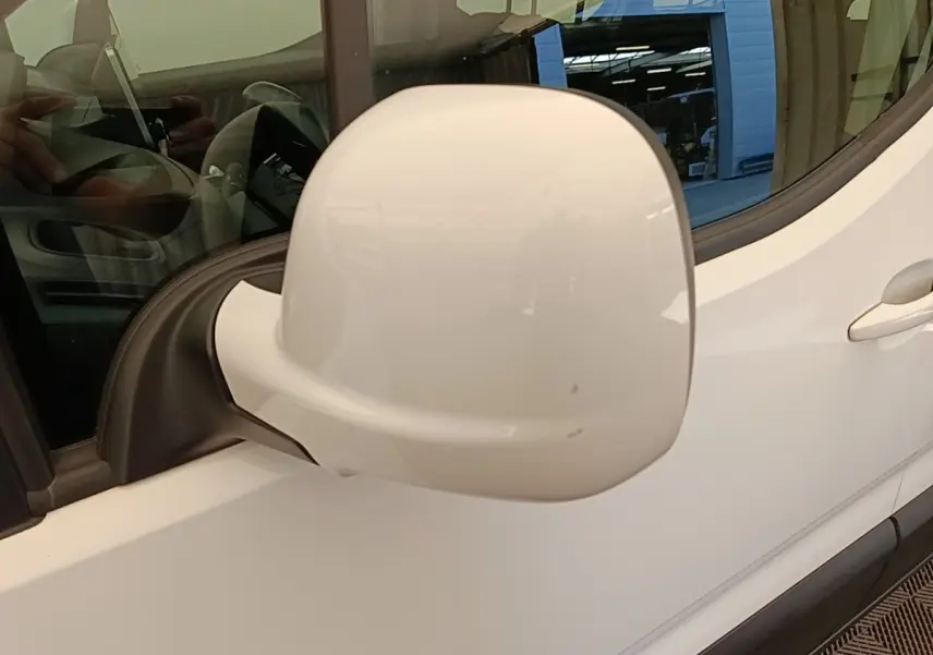 Gros plan sur le rétroviseur droit blanc du Peugeot Rifter BlueHDi 100 S&S Allure 2020, avec partie de la portière visible.
